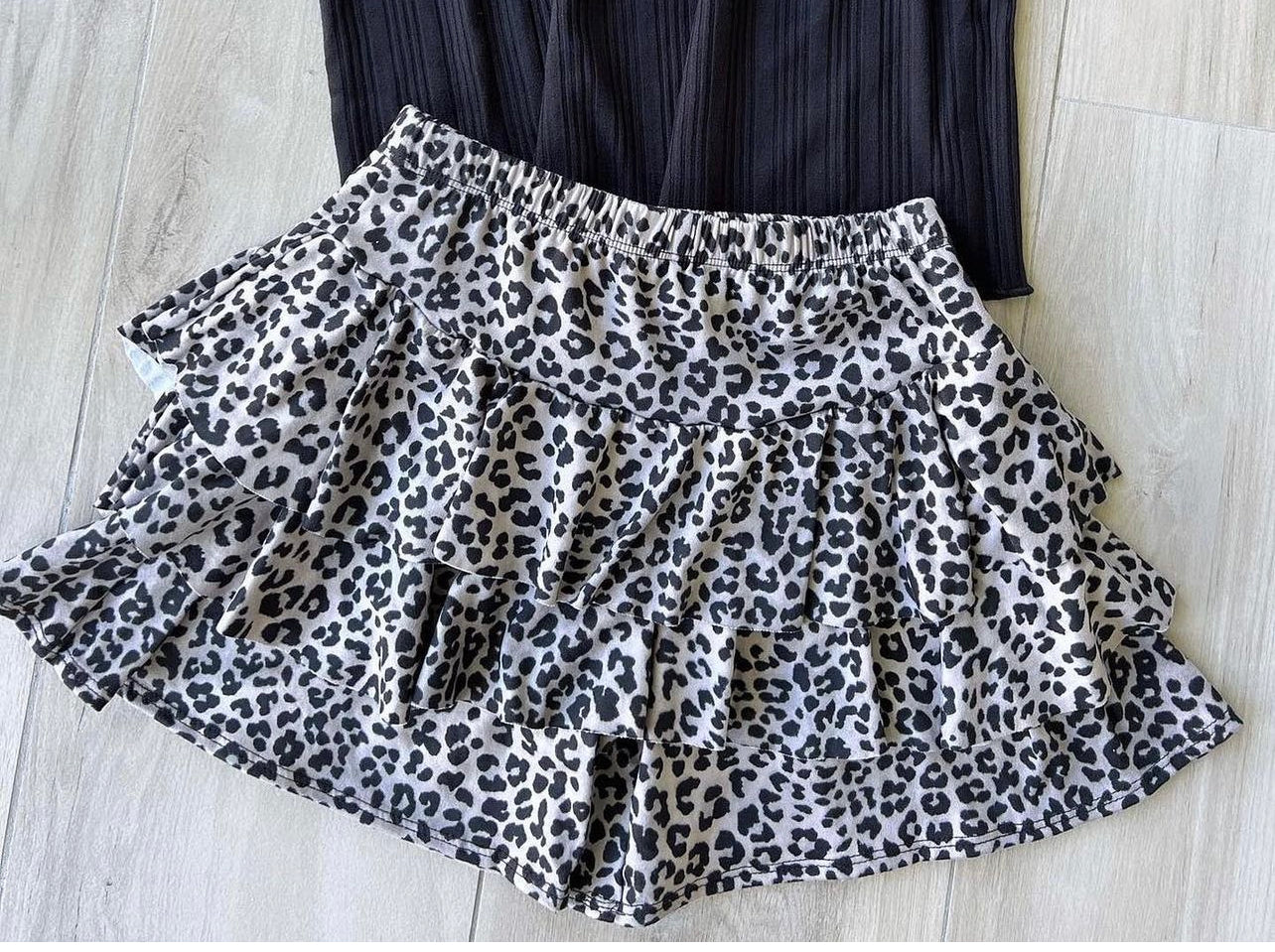 Leopard print skort in gray