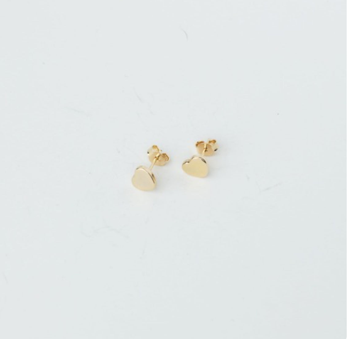 Mini gold heart earring